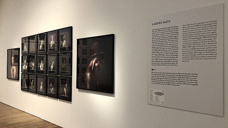 "Ladies Hats" Erwin Olaf. Unheimlich schön - Ausstellung in der Kunsthalle München (©Foto: Martin Schmitz)